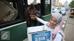 Bulan Ramadan tahun ini, APP Sinar Mas membagikan 5.000 takjil di lebih dari 20 masjid sekitar Jabodetabek serta kawasan Bundaran HI, Jakarta (24/6). (Liputan6.com/ Immanuel Antonius)