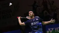 Pebulu tangkis tunggal putra Indonesia, Anthony Ginting berusaha mengembalikan shuttlecock saat menghadapi kompatriotnya, Jonatan Christie dalam pertandingan perempat final Indonesia Open 2023 di Istora Senayan, Jakarta, Rabu (14/6/2023). (Bola.com/Bagaskara Lazuardi)