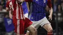 Gelandang Youri Djorkaeff membawa dari kawalan Damiano Tommasi saat pertandingan tim Prancis 98 dengan tim FIFA 98 di Arena U, Nanterre, Paris (12/6). Pertandingan ini memperingati 20 tahun kemenangan Prancis di Piala Dunia 1998. (AFP Photo/Thomas Samson)