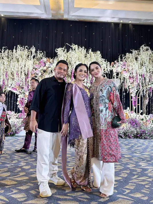 Kris Dayanti tampil anggun nan cantik mengenakan kebaya ungu bertabur payet berkilauan. Penampilannya ini dipadu kain batik bernuansa senada, dan selendang ungu polos di kedua sisi bahunya. [Foto: Instagram/ririnekawati]