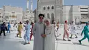 Pasangan muda Shenina Cinnamon dan Angga lebaran di Arab Saudi saat sedang umrah. Keduanya kompak mengenakan gamis. Shenina mengenakan pashmina beige. [@angga]