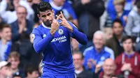 Striker Chelsea, Diego Costa, merayakan gol yang dicetaknya ke gawang Leicester pada laga Premier League di Stadion Stamford Bridge, Sabtu (15/10/2016). Chelsea menang 3-0 atas Leicester. (AFP/Glyn Kirk)