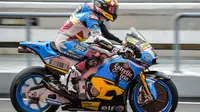 Aksi pembalap Marc VDS, Thomas Luthi pada tes pramusim MotoGP 2018 di Sirkuit Sepang, Malaysia. (MOHD RASFAN / AFP)