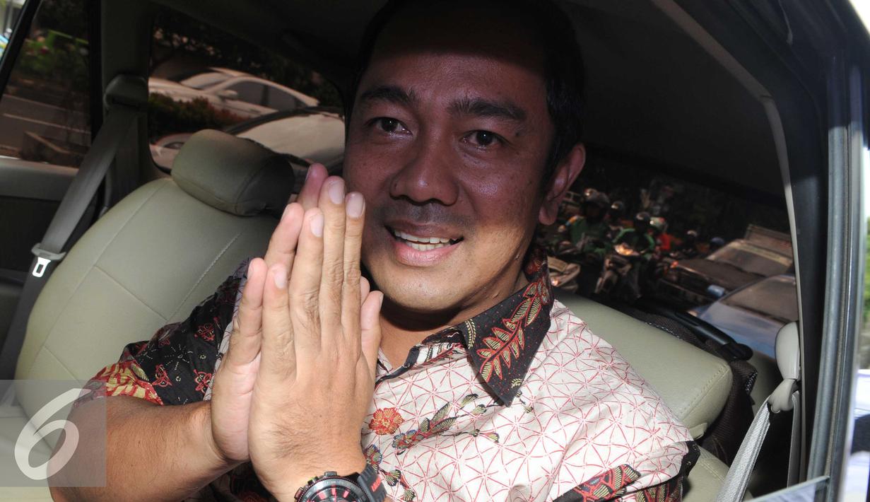 Wali Kota Semarang, Hendra Prihadi menyapa awak media saat berada didalam mobil usai menjalani pemeriksaan oleh KPK, Jakarta, Selasa, (16/2). Hendra diperiksa sebagai saksi dugaan suap anggaran Kemenpupera. (Liputan6.com/Helmi Afandi)