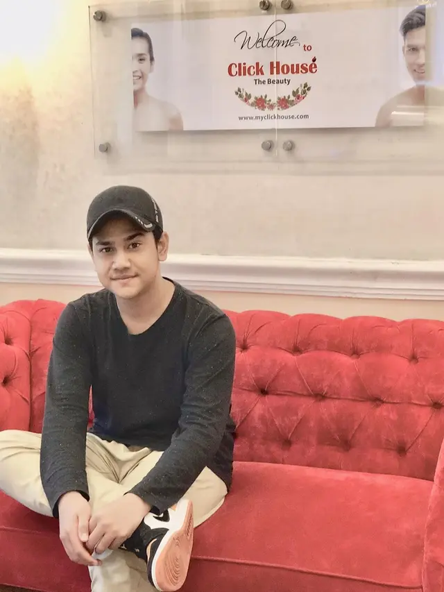 Cover Lagu Aisyah Istri Rasulullah, Ini 6 Potret Syakir Daulay yang Curi Perhatian