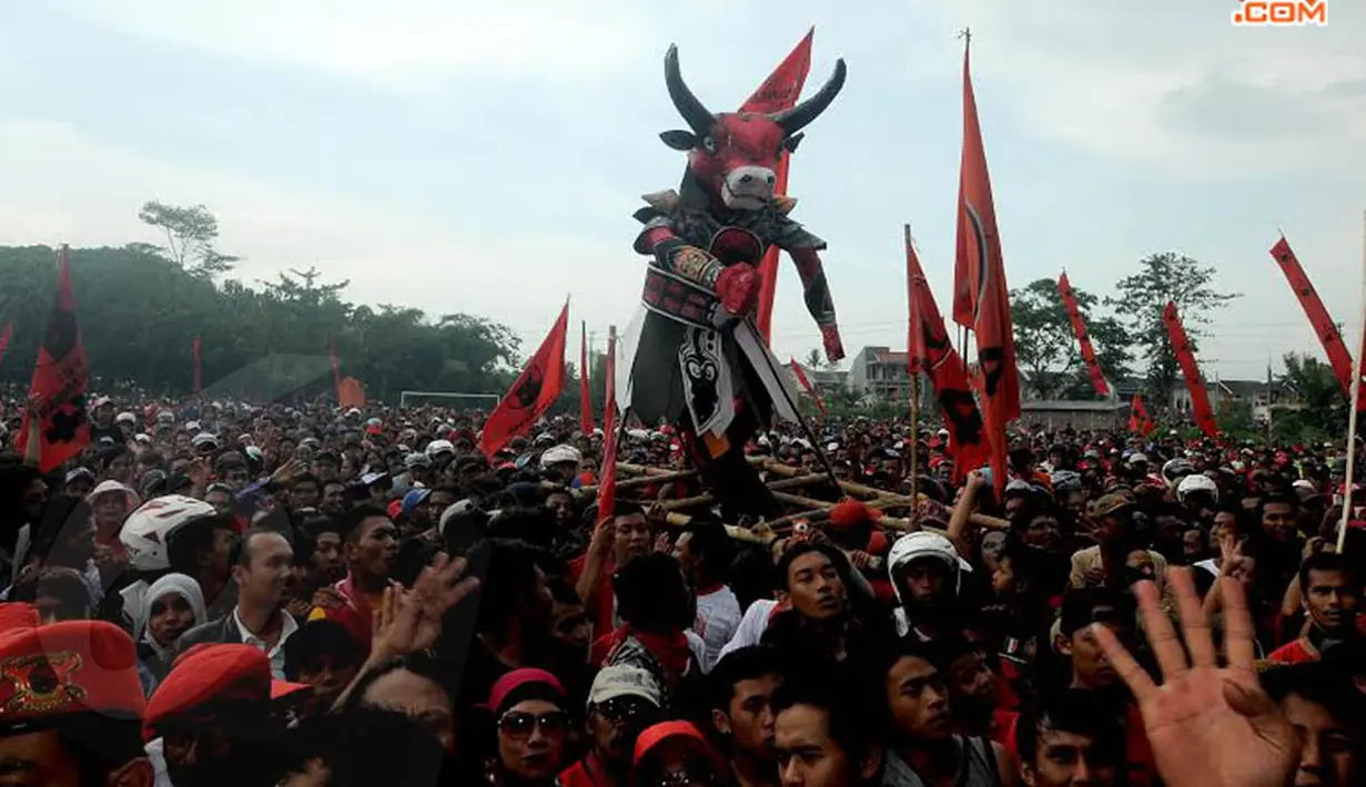 Minggu (30/03/14), puluhan ribu simpatisan PDIP memadati Lapangan Muliorejo Malang (Liputan6.com/Herman Zakharia)
