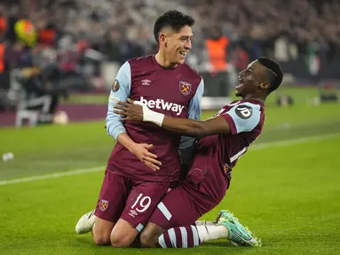 Selebrasi pemain West Ham United, Edson Alvarez (kiri) dan Mohammed Kudus, setelah mencetak gol ke gawang Freiburg dalam laga pamungkas fase Grup A Europa League 2023/2024 yang berlangsung di London Stadium, Jumat (15/12/2023). (AP Photo/Kirsty Wigglesworth)