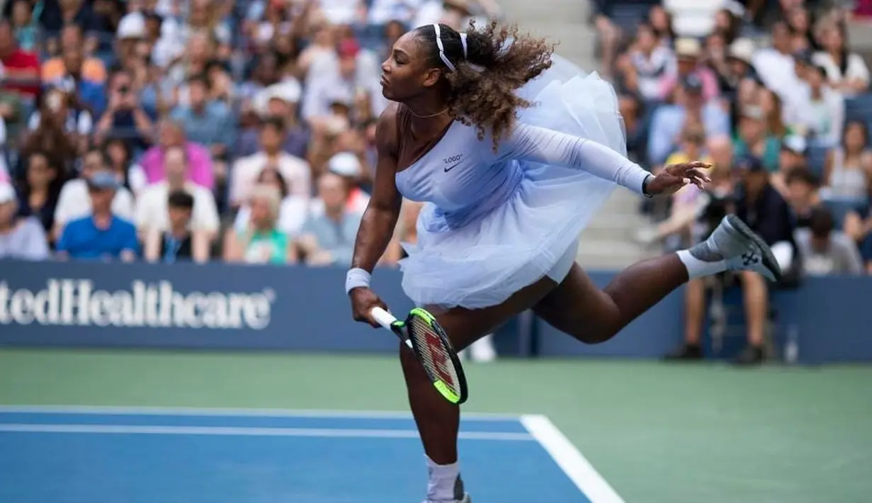 Di sini terlihat Serena Williams mengenakan seragam tenis Off-WhiteXNike rancangan Virgil Abloh, lengkap dengan rok tutunya, di U.S. Open 2018. Foto: Forbes.
