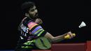 Tunggal putra India, Kidambi Srikanth, mengembalikan kok saat melawan tunggal Indonesia pada Indonesia Masters 2019 di Istora Senayan, Jakarta, Jumat (25/1). Srikanth gagal lolos ke semifinal. (Bola.com/Yoppy Renato)