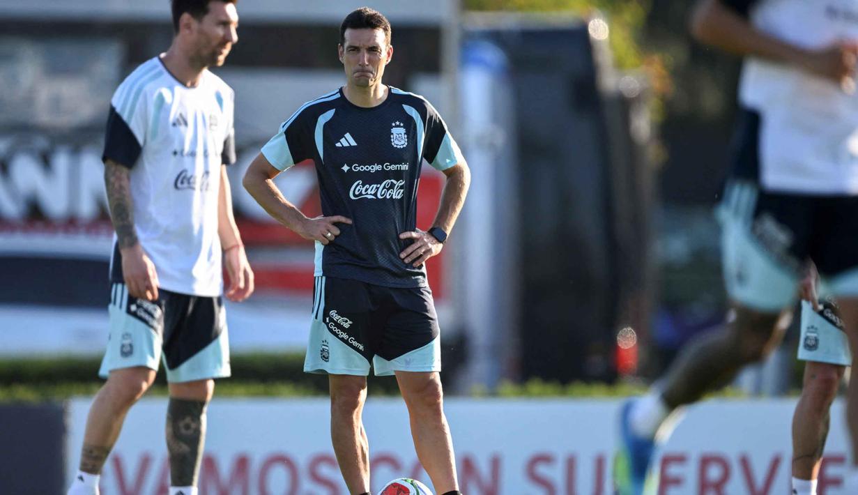 Laga melawan Zambia juga menjadi kesempatan terakhir bagi Timnas Argentina untuk menemukan ritme permainan terbaik. Tampak dalam foto, pelatih kepala Timnas Argentina, Lionel Scaloni (kanan) mengamati Lionel Messi selama sesi latihan di Ezeiza, provinsi Buenos Aires, Argentina, pada 30 Maret 2026, (Luis ROBAYO/AFP)