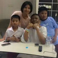 Kisah cinta Muhammad Fachroni alias Oon Project Pop dengan Dessy Rosalianita memiliki banyak kenangan.  Tidak membutuhkan waktu lama akhirnya pasangan ini meresmikan hubungannya pada 26 Juli 2004 di Surabaya, Jawa Timur. (dok. Pribadi)