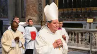 Kardinal Brasil Joao Braz de Aviz (tengah) menghadiri misa Novemdiale Kedelapan, setelah pemakaman Paus dan menjelang konklaf, di Basilika Santo Petrus di Vatikan, pada 3 Mei 2025. (Dok: Andreas SOLARO / AFP)