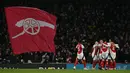 Pemain Arsenal merayakan gol yang dicetak oleh Ethan Nwaneri ke gawang Manchester City dalam laga lanjutan Liga Inggris 2024/2025 di Emirates Stadium, London, Minggu (03/02/2025). (AFP/Glyn Kirk)