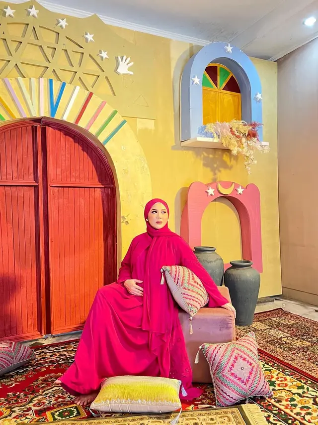 7 Model Gamis dan Setelan Hijab ala Kesha Ratuliu, Gaya Menawan untuk Ibu Muda
