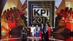 Presiden ke-5 RI Megawati Soekarnoputri memberi kata penutup dalam acara anugerah KPI 2017 di Studio 6 Emtek, Jakarta, Sabtu (28/10). Acara ini dihadiri perwakilan dari petinggi stasiun televisi, serta Mendikbud Muhadjir Effendy (Liputan6.com/Johan Tallo)