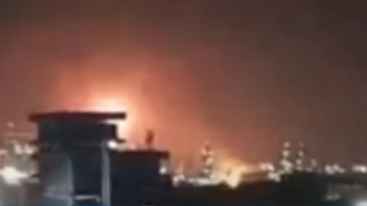 Tangkapan layar Kilang Minyak Pertamina Dumai meledak. Ledakan dan kebakaran di Kilang Pertamina RU II Dumai pada Sabtu malam sekitar pukul 22.40 WIB menyebabkan lima pekerja mengalami luka-luka.