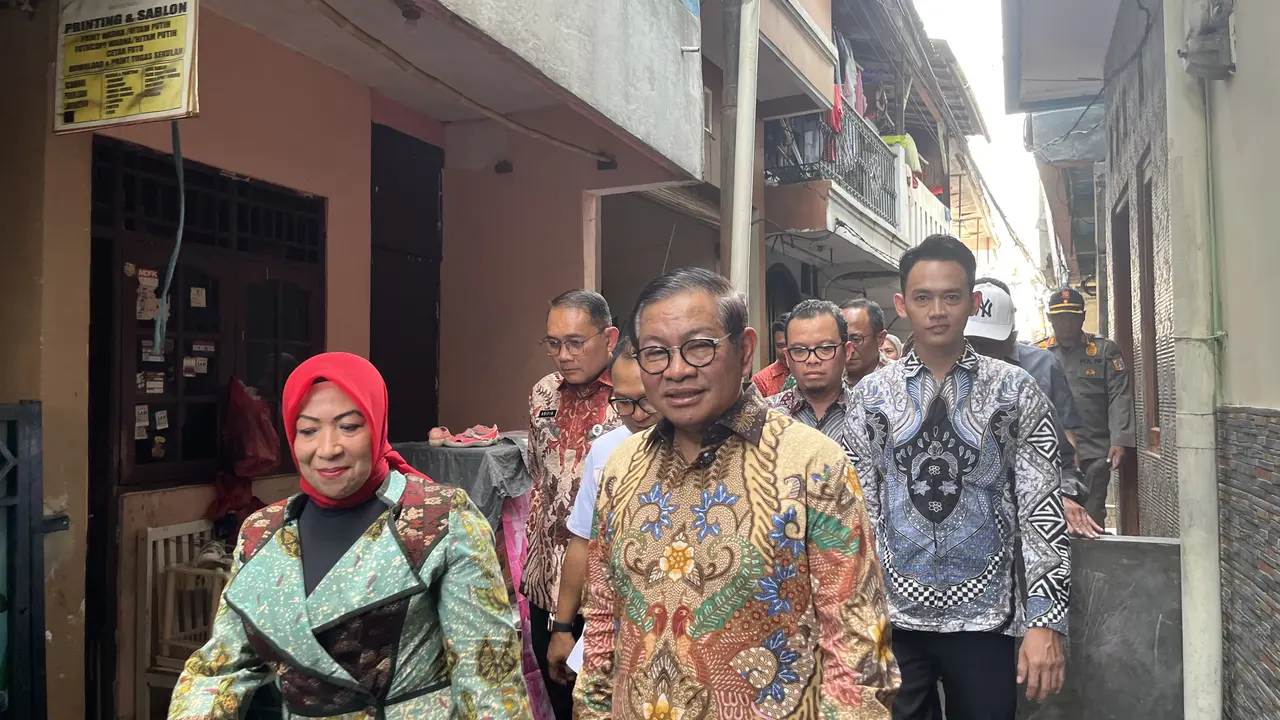 Gubernur Jakarta Pramono Anung menyambangi salah satu lokasi permukiman kumuh di Jakarta Pusat, tepatnya di Menteng Tenggulun.