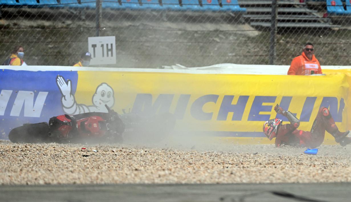 <p>Pembalap Ducati, Jack Miller mengalami selip ban dan terjatuh pada lap 19 dalam MotoGP Portugal di Sirkuit Algarve, Portimao, Minggu (24/4/2022). (AFP/Patricia De Melo Moreira)</p>