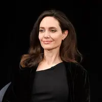 Terkenal hidup sehat dengan mengatur pola makan, Angelina Jolie sering tertangkap merokok. (DIA DIPASUPIL  GETTY IMAGES NORTH AMERICA  AFP)