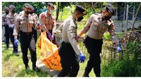 Polisi membawa jenazah Casim (72) untuk di autopsi di Rumah Sakit Bhayangkara Losarang, Indramayu