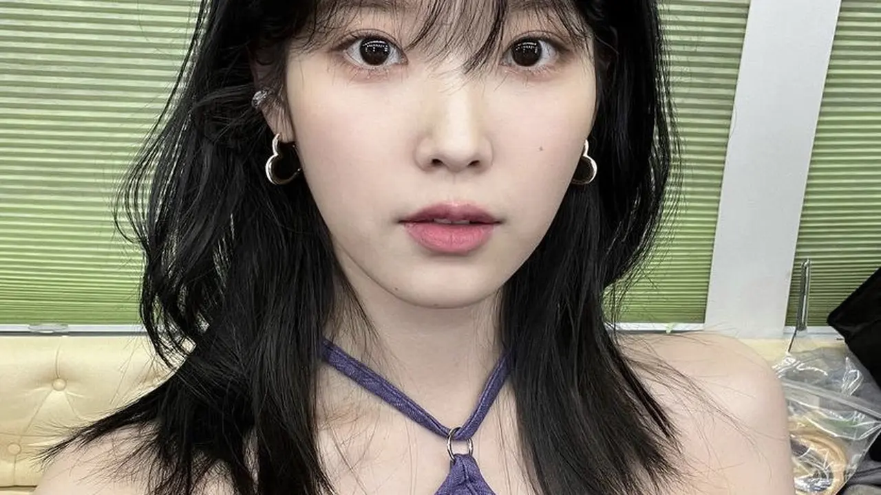 Kolaborasi dengan Jay Park, IU Tampil Mengenakan Mini Dress Ungu dengan Harga Terjangkau