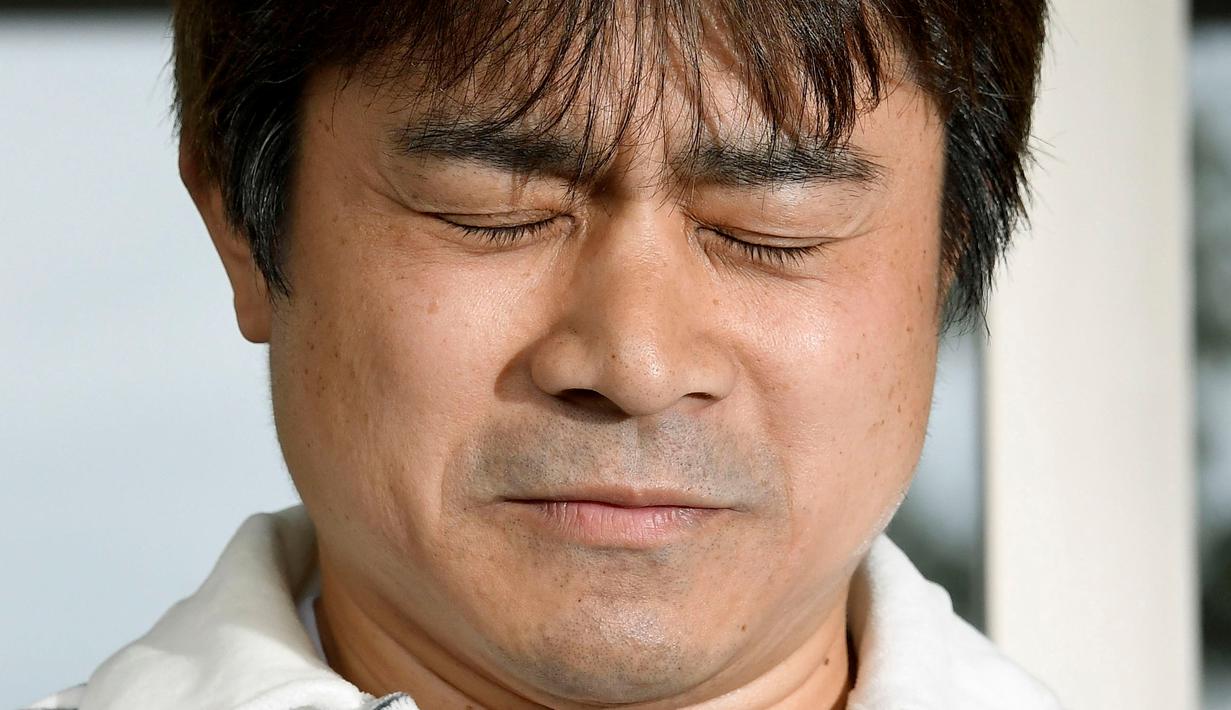 Ekspresi Takayuki Tanooka usai sang anak yang bernama Yamato Tanooka ditemukan, di Hokkaido, Jepang, Jumat (3/6). Bocah 7 tahun itu sempat hilang hampir seminggu setelah ditinggalkan orangtuanya di hutan karena nakal. (Kyodo/via REUTERS)