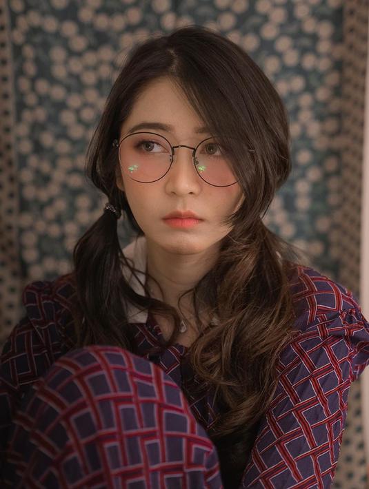 Aura kecantikan pemilik 395 ribu followers di Instagram ini selalu curi perhatian. Terlebih, Ve sangat pandai memperlihatkan wajah berekspresi. Seperti saat ia memakai kacamata dan menunjukkan ekspresi wajah yang murung. (Liputan6.com/IG/@jcvrnd19)