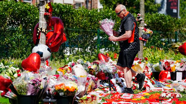 Foto: Duka Mendalam Fans Liverpool, Karangan Bunga untuk Diogo Jota Penuhi Anfield