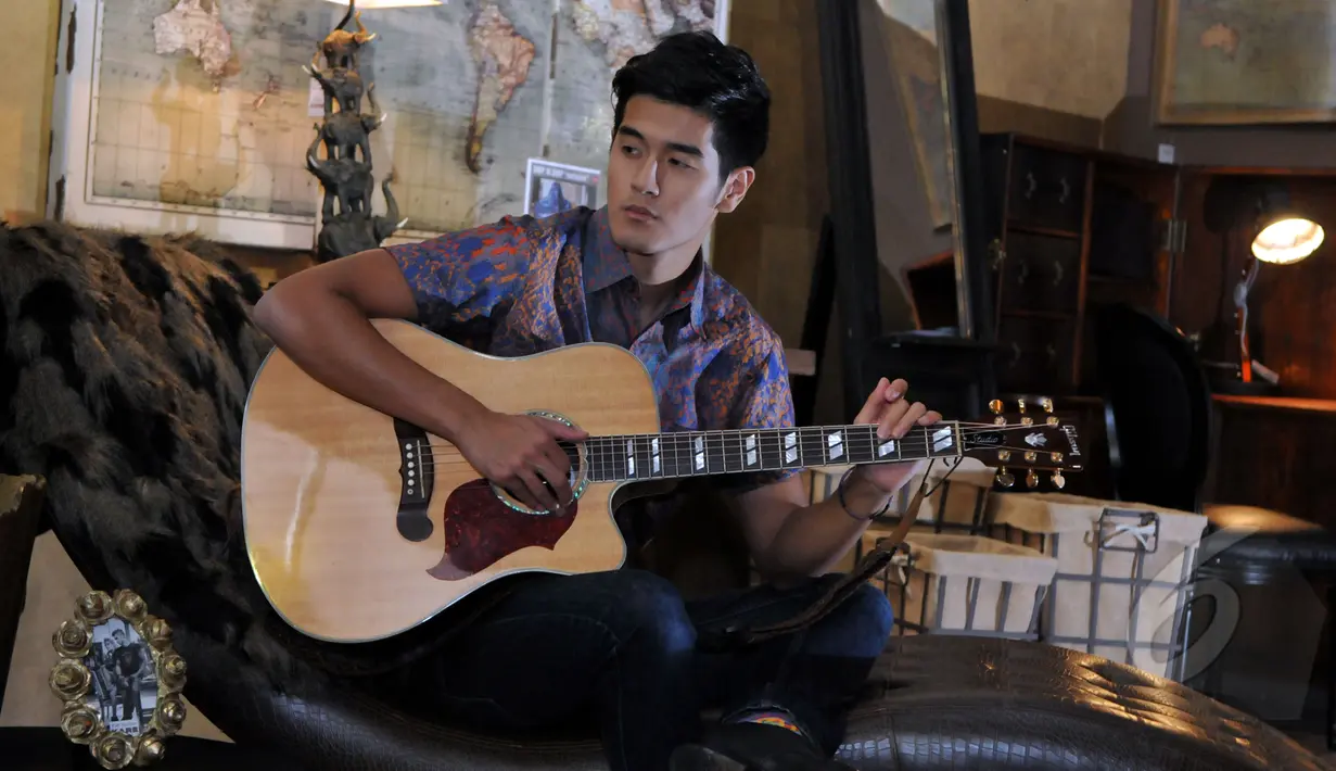 Nathan Hartono merupakan penyanyi keturunan Indonesia kelahiran Singapura, 26 Juli 1991. Foto diambil pada Kamis (12/3/2015) di KARE, Senayan City, Jakarta. (Liputan6.com/Panji Diksana)