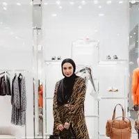 Zaskia Sungkar memesona dalam balutan dress bermotif rantai emas dari koleksi spring/summer 2023 Michael Kors. Ia padukan dengan celana panjang hitam, hijab hitam polos, dan tas yang juga berasal dari Michael Kors yang serasi. Inspirasi gaya versatile untuk tampilan yang lebih santun. Foto: Document/Michael Kors.