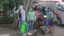 Sejumlah pasien Covid-19 Tanpa Gejala bersiap menaiki bus sekolah di Puskesmas Kecamatan Cilandak, Jakarta, Kamis (4/2/2021). Data Satgas Covid-19 per Kamis (4/2) mencatat kasus positif di Indonesia bertambah 11.434 orang. (Liputan6.com/Herman Zakharia)