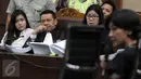 Jessica Kumala Wongso saat mendengarkan saksi ahli Dokter Psikiatri, Natalia Widiasih di PN Jakarta Pusat, Kamis,(18/8). Saksi ahli telah melakukan 5 tahap pemeriksaan kejiwaan Jessica dengan metode multiaksial diagnosis. (Liputan6.com/Helmi Afandi)