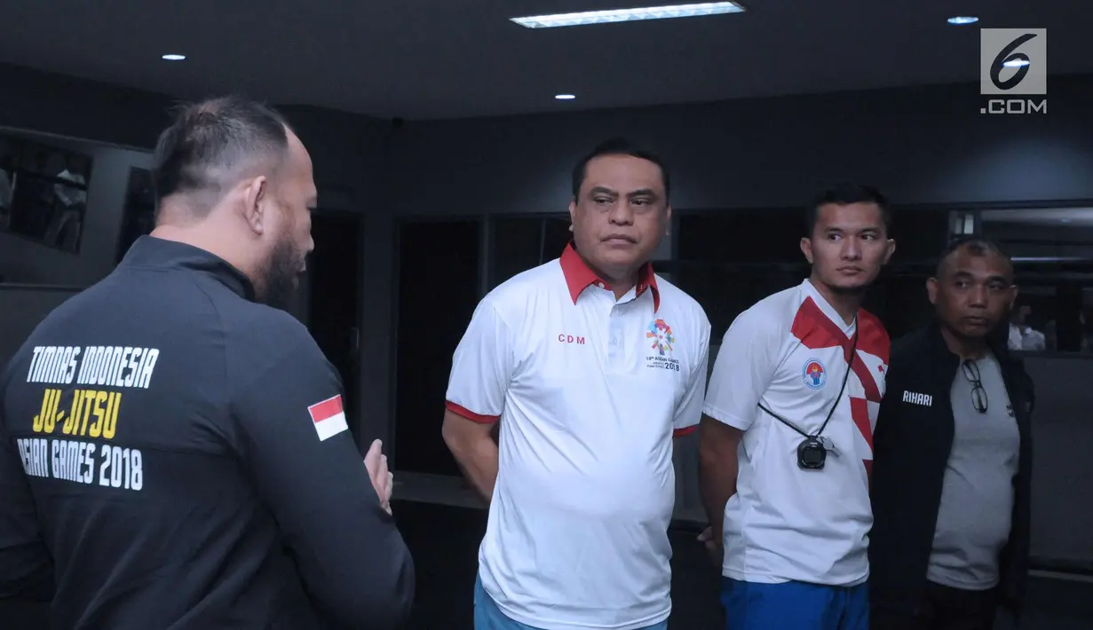 CdM Asian Games 2018, Komjen Pol. Syafruddin (tengah) menyimak penjelasan saat meninjau pelatnas jiu jitsu di Kawasan Senayan Jakarta, Selasa (10/4). Kunjungan ini untuk memantau persiapan jelang laga di Asian Games 2018. (Liputan6.com/Helmi Fithriansyah)