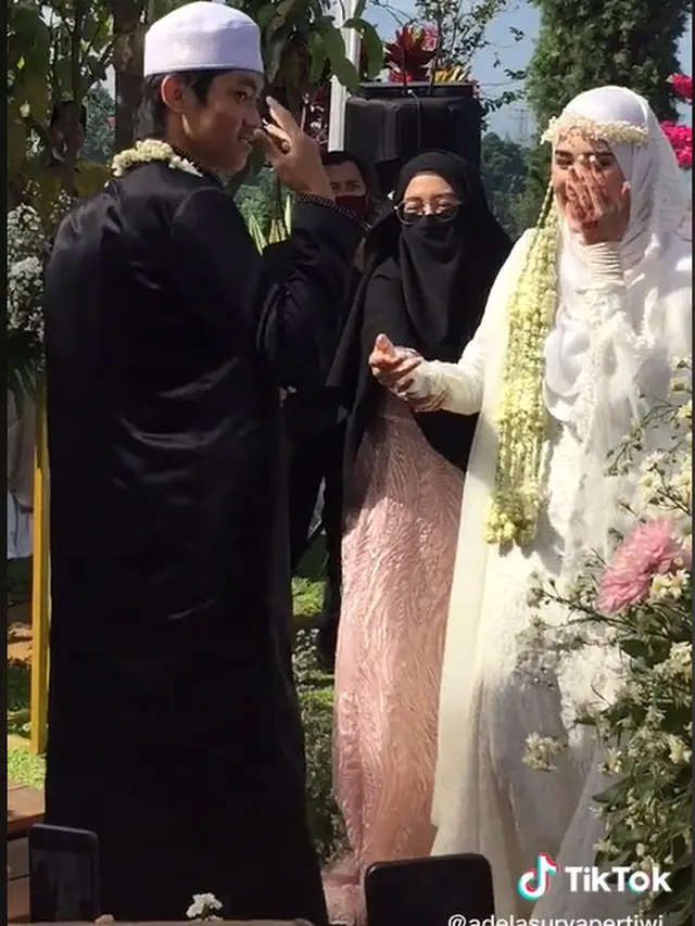 Pasangan Pengantin Hasil Taaruf Ini Malu-Malu saat Gandengan, Bikin Tamu Ngakak