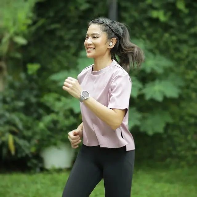 7 Potret Dian Sastrowardoyo saat Olahraga, Disebut Miliki Body Goals