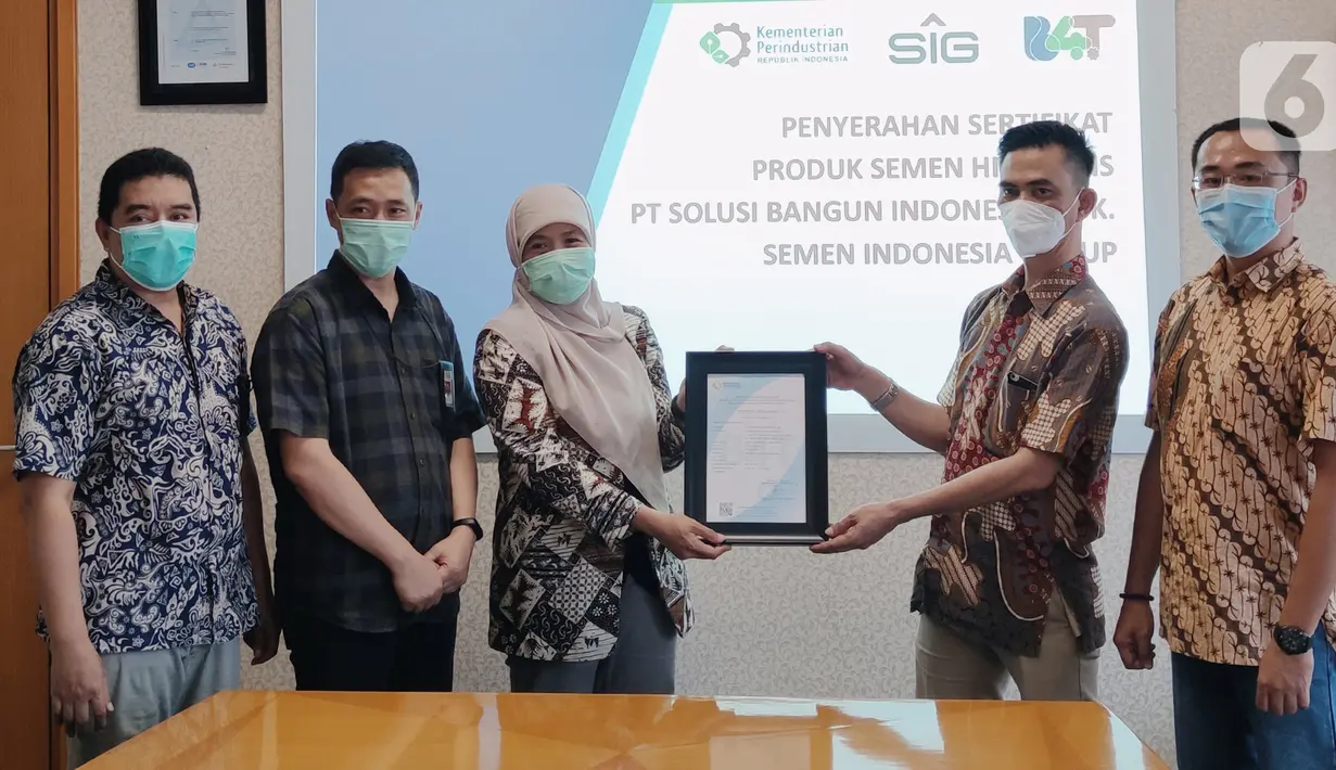Lembaga Sertifikasi Produk B4T menyerahkan sertifikat SNI kepada perwakilan PT Semen Indonesia (Persero) Tbk (SIG) di Jakarta, Jumat (28/05/2021). SIG meluncurkan inovasi terbaru produk semen hidraulis tipe HE pertama di Indonesia yang telah lulus uji. (Liputan6.com/HO/SIG)