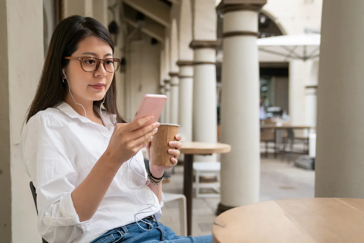 perempuan dan februari kemeja putih