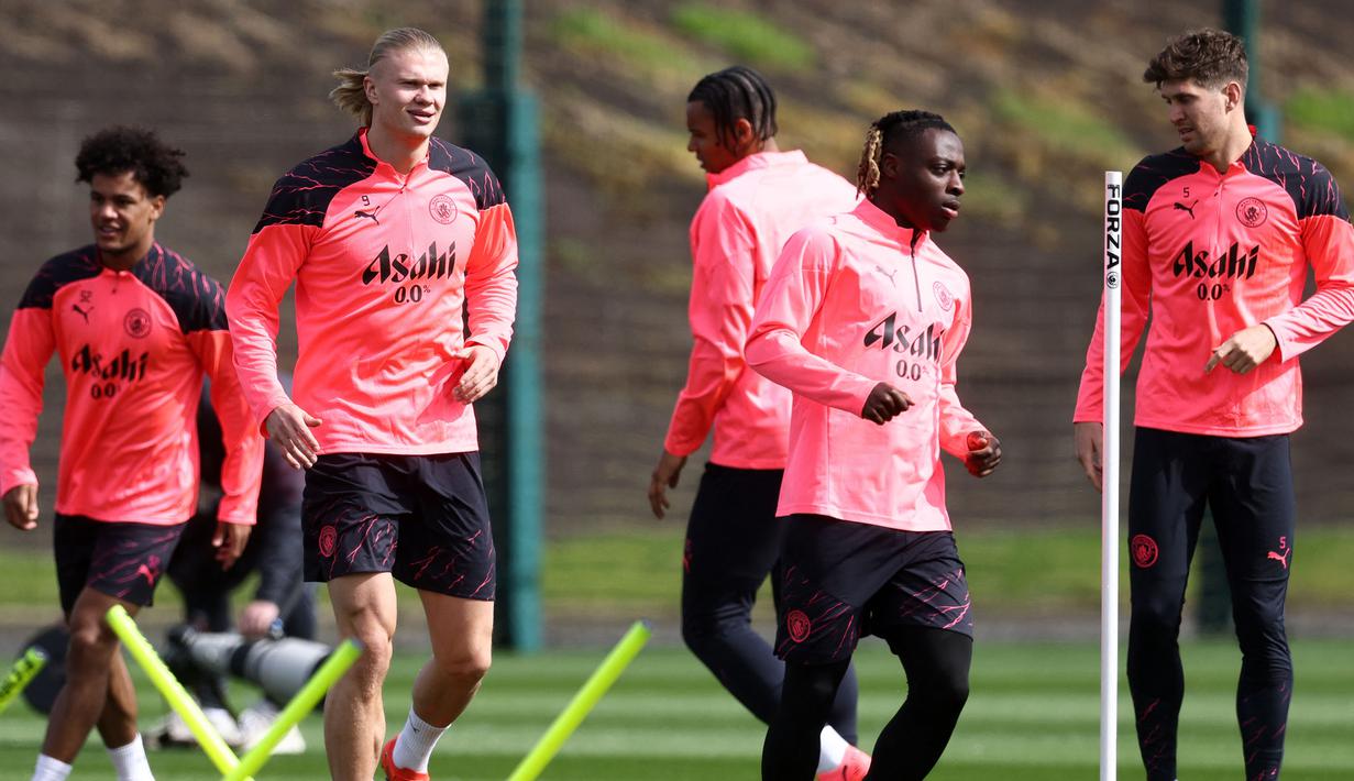 Pemain Manchester United, Erling Haaland (kedua kiri) bersama rekan-rekannya melakukan latihan jelang laga perempat final Liga Champions 2023/2024 melawan Real Madrid di Etihad Campus, Manchester, Inggris, 8 April 2024 waktu setempat. (AFP/Darren Staples)
