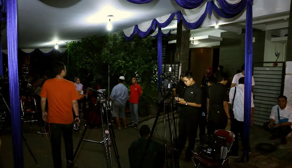 Awak media ikut menunggu perkembangan terbaru mengenai Olga Syahputra.  (foto: galih w. satria)