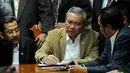 Ketua Fraksi PPP, Irgan Chairul Mahfidz dan ketua Fraksi PDIP, Ahmad Basarah saat penandatanganan bergabungnya PPP ke Koalisi Indonesia Hebat, Jakarta, (7/10/14). (Liputan6.com/Andrian M Tunay)