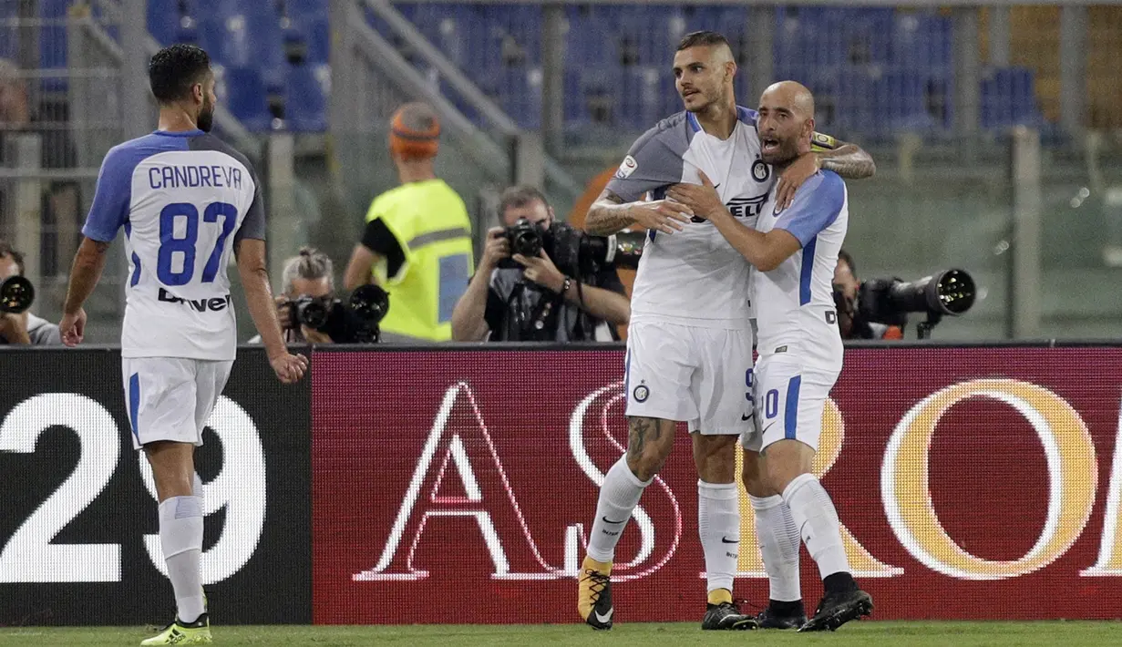 Para pemain Inter Milan merayakan gol Mauro Icardi ke gawang AS Roma pada lanjutan Serie A di Olympic Stadium, Roma (26/8/2017). Inter menang 3-1. (AP/Andrew Medichini)