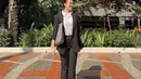 Aaliyah tampilan dengan setelan hitamnya, dengan blazer sebagai atasan dan celana flarenya.  [@aaliyah.massaid]