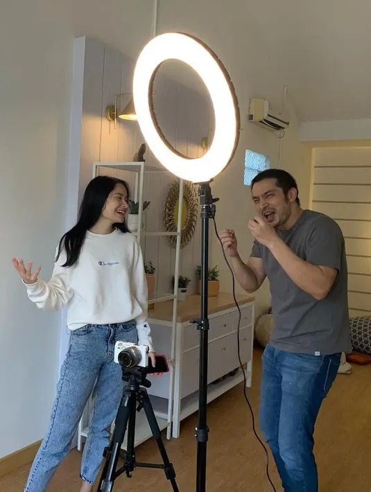 Sebagai seorang ayah, Abimana terlihat sangat mendukung karier dari sang putri. (Foto: instagram.com/abimana_arya)