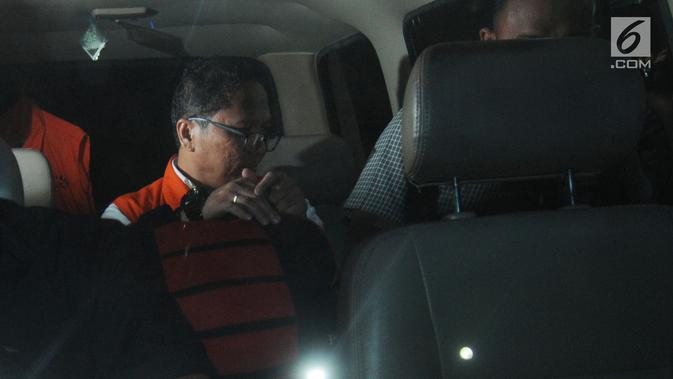 Kadis Kelautan dan Perikanan Kepri Edy Sofyan saat di mobil tahanan usai menjalani pemeriksaan di Gedung KPK, Jakarta, Jumat dini hari (12/7/2019). Edy Sofyan ditahan KPK bersama Gubernur Kepri Nurdin Basirun dan dua tersangka terkait izin lokasi rencana reklamasi di Kepri. (merdeka.com/Dwi Narwoko)