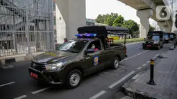 Petugas gabungan dari Satpol PP, Dishub, polisi hingga TNI melakukan patroli di kawasan Jalan Fatmawati, Jakarta, Kamis (15/4/2020). Patroli gabungan tersebut untuk mengimbau masyarakat agar tetap dirumah dan selalu menggunakan masker saat beraktivitas di luar rumah. (Liputan6.com/Faizal Fanani)
