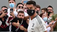Liga Inggris: Cristiano Ronaldo Nimbrung di Kolom Komentar IG Legenda Manchester United soal Raphael Varane, Mau Nyusul Bro?