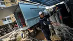 Petugas menunjukkan air bersih dari hasil sulingan di Rusun Muara Baru, Jakarta, Rabu (22/4/2015). Minimnya air bersih di rusun tersebut membuat kementerian pekerja umum menyediakan alat penyulingan air . (Liputan6.com/Faizal Fanani)