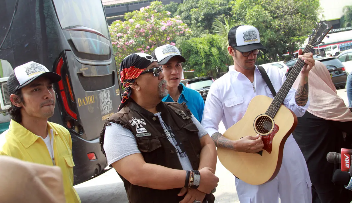 Bersama dengan Vino, Abimana dan Indro, Tora menghibur para penumpang bus Damri dari Stasiun Gambir ke Bandara Internasional Soekarno Hatta. Selain menyanyi dan bermain gitar auami Mieke itu juga memberikan hiburan menarik. (Nurwahyunan/Bintang.com)