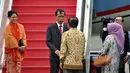 Presiden Jokowi (kedua kanan) berbincang dengan Wapres Jusuf Kalla (kanan) disaksikan Ibu Negara, Iriana (ketiga kanan) sebelum menaiki pesawat kepresidenan di Bandara Halim Perdanakusuma, Jakarta, Minggu (22/3). (Liputan6.com/Faizal Fanani)