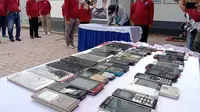 Ratusan hadphone berhasil disita dari dalam lapas di Gorontalo (Arfandi/Liputan6.com)